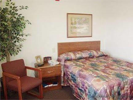 Woodspring Suites Springfield Room photo